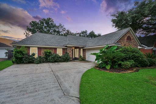 Welcome to this beautifully maintained 3-bedroom, 2-bath home in Copperfield – photo 1