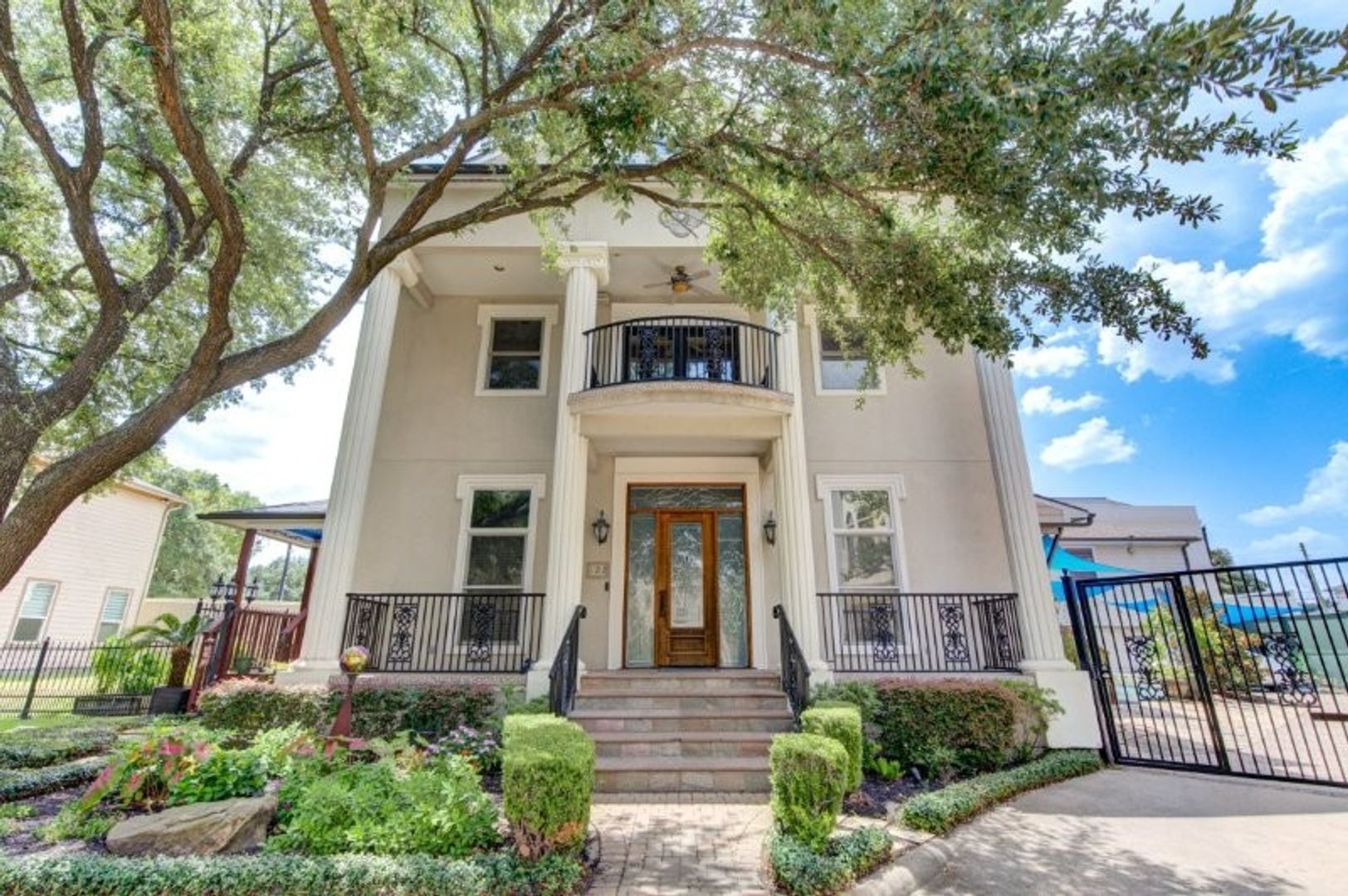 Houston House: 122 Vieux Carre Dr