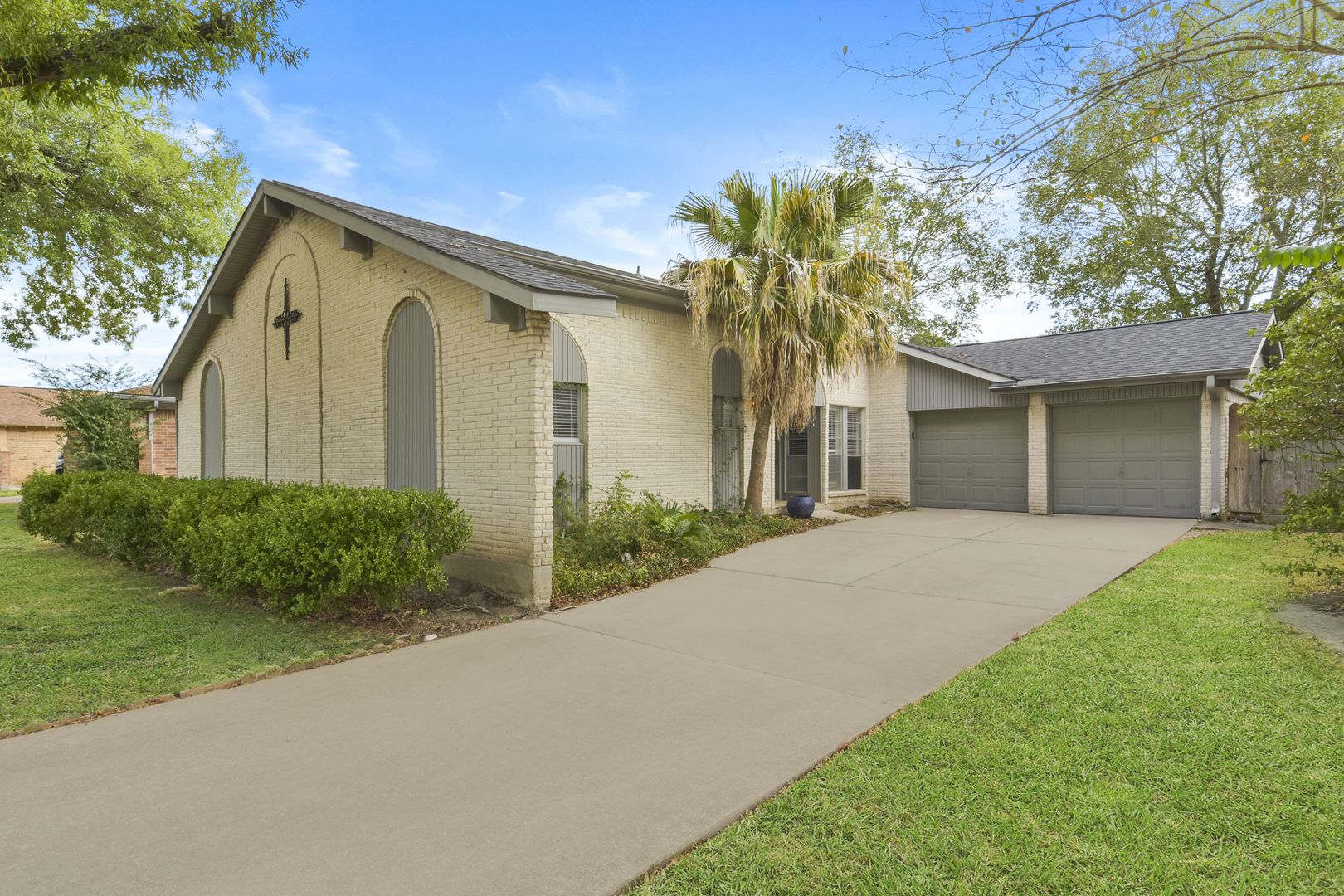 Gorgeous 3 bed/2.5 bath home in the community of Clear Lake City!