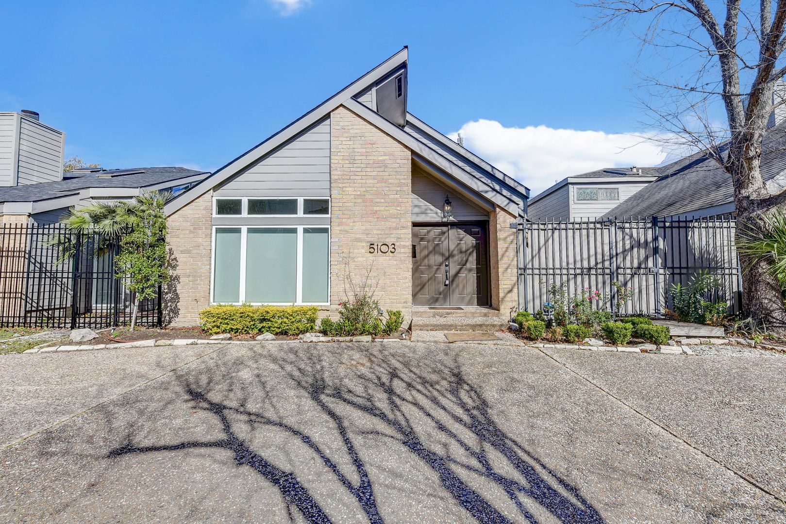 Houston House: 5103 Austin St