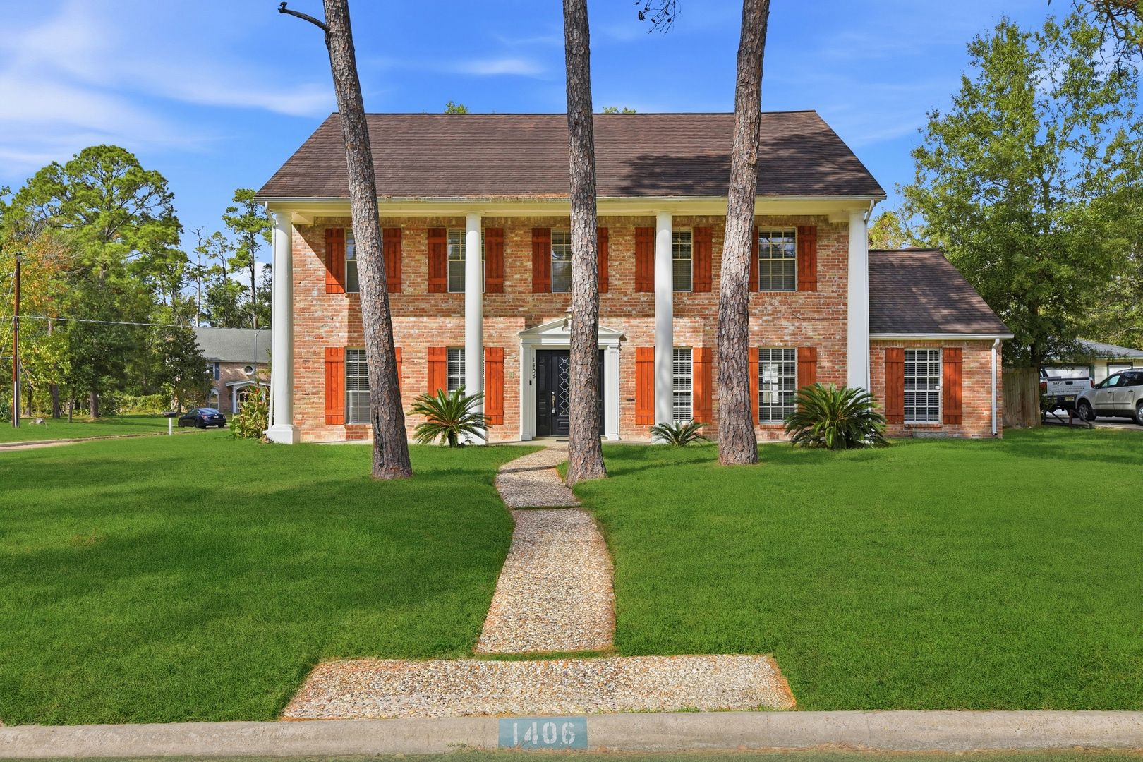 Houston House: 1406 Grand Valley Dr