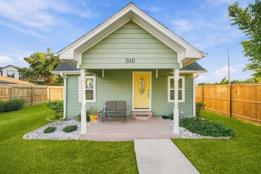 2 Bedroom Rental – 300 E 40th 1/2 St., Houston, TX 77018