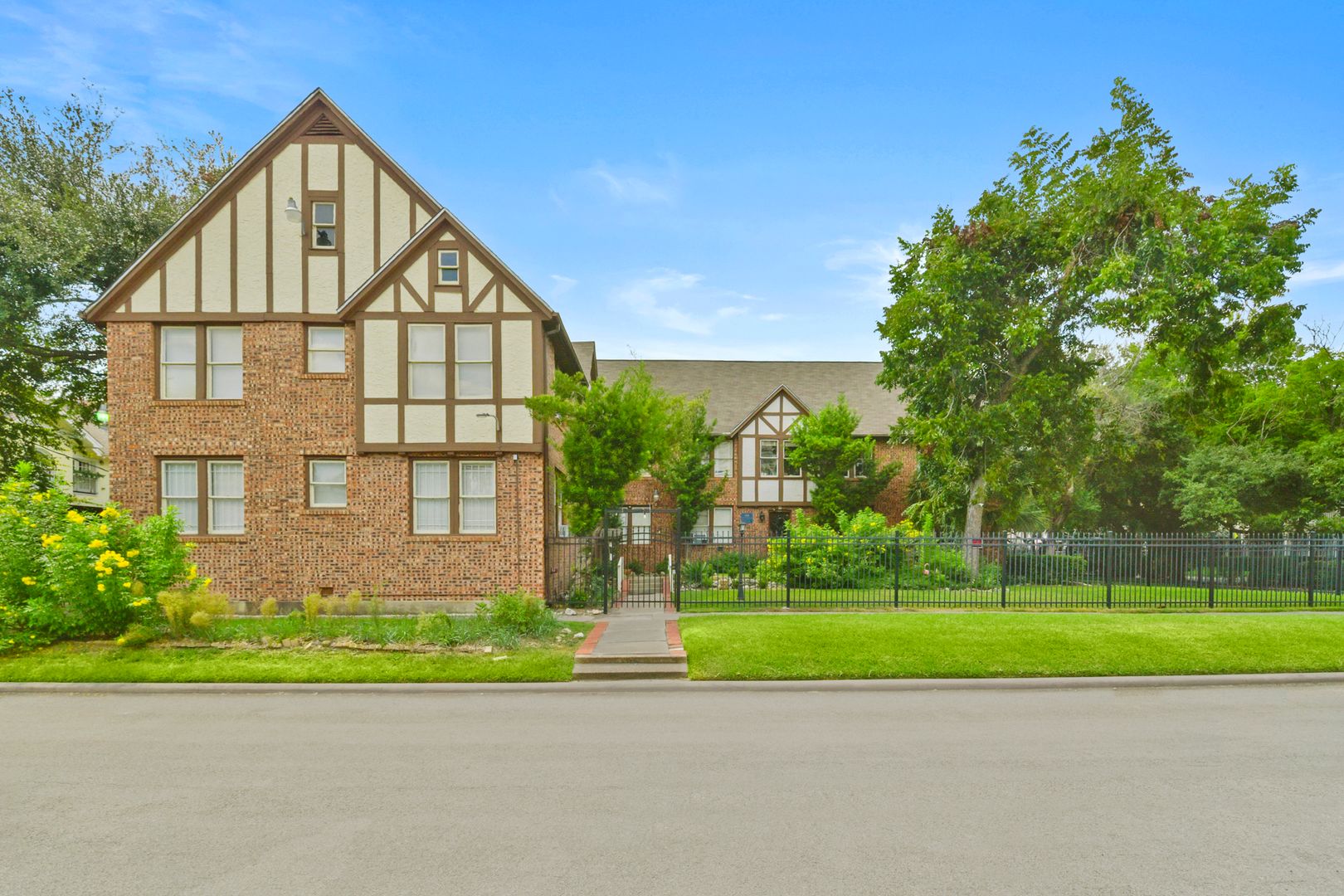 Houston Apartment: 436 Westmoreland St