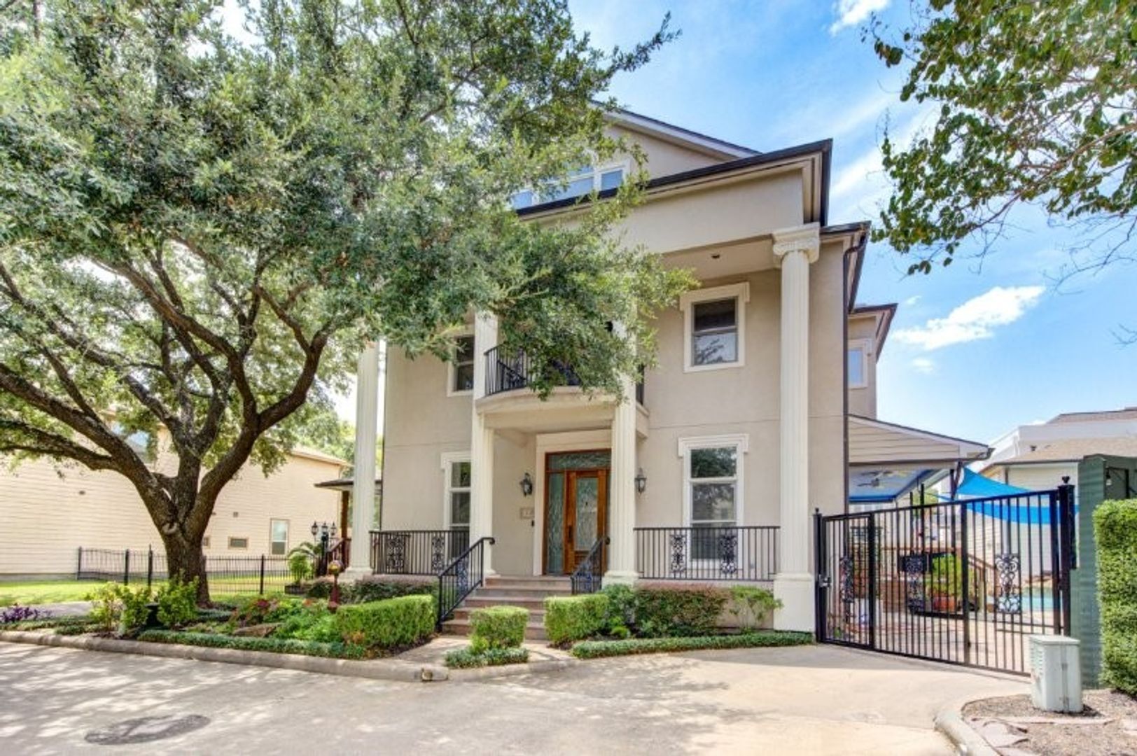 Houston House: 122 Vieux Carre Dr