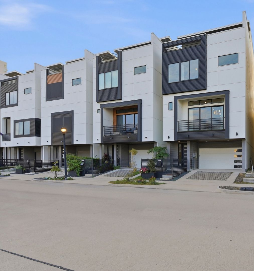 Houston House: 529 Memorial Heights Dr,