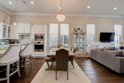Gorgeous Home in the Desirable Fannin Station – photo 1