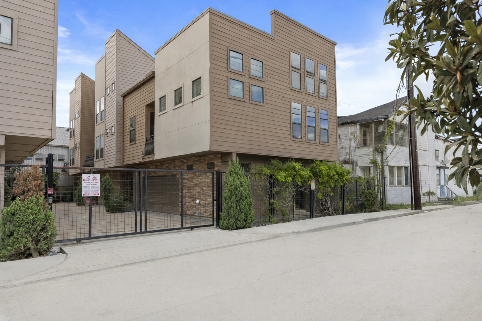 Houston House: 1420 Wilson St