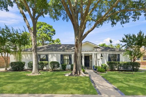 Spacious 4-Bedroom Home in a Great Location with Solar Panels and a Large Backyard! – photo 1