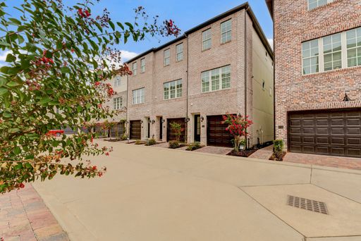 Luxury home located in Cottage Grove gated community – photo 1