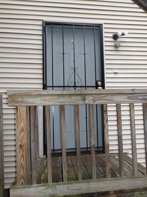 Old Louisville Large One Bedroom with Laundry Hook ups for Stack-able W/D – photo 1