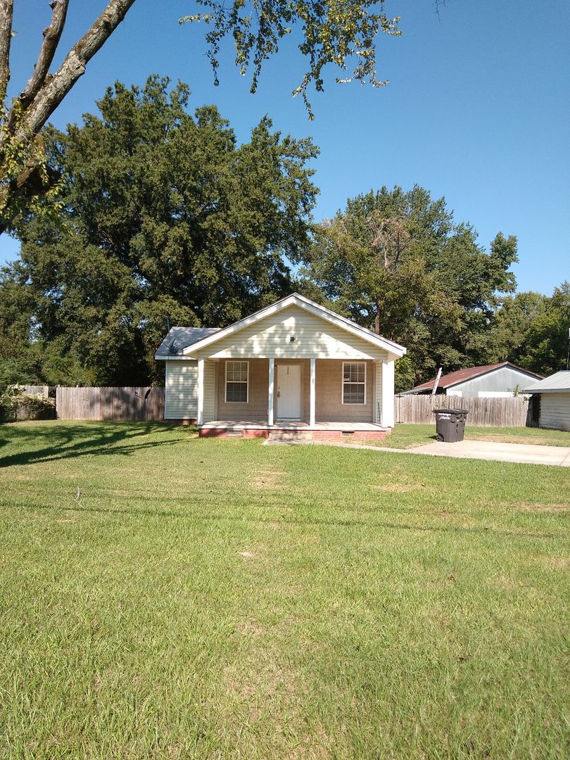 Jacksonville House: 8004 S hwy 161