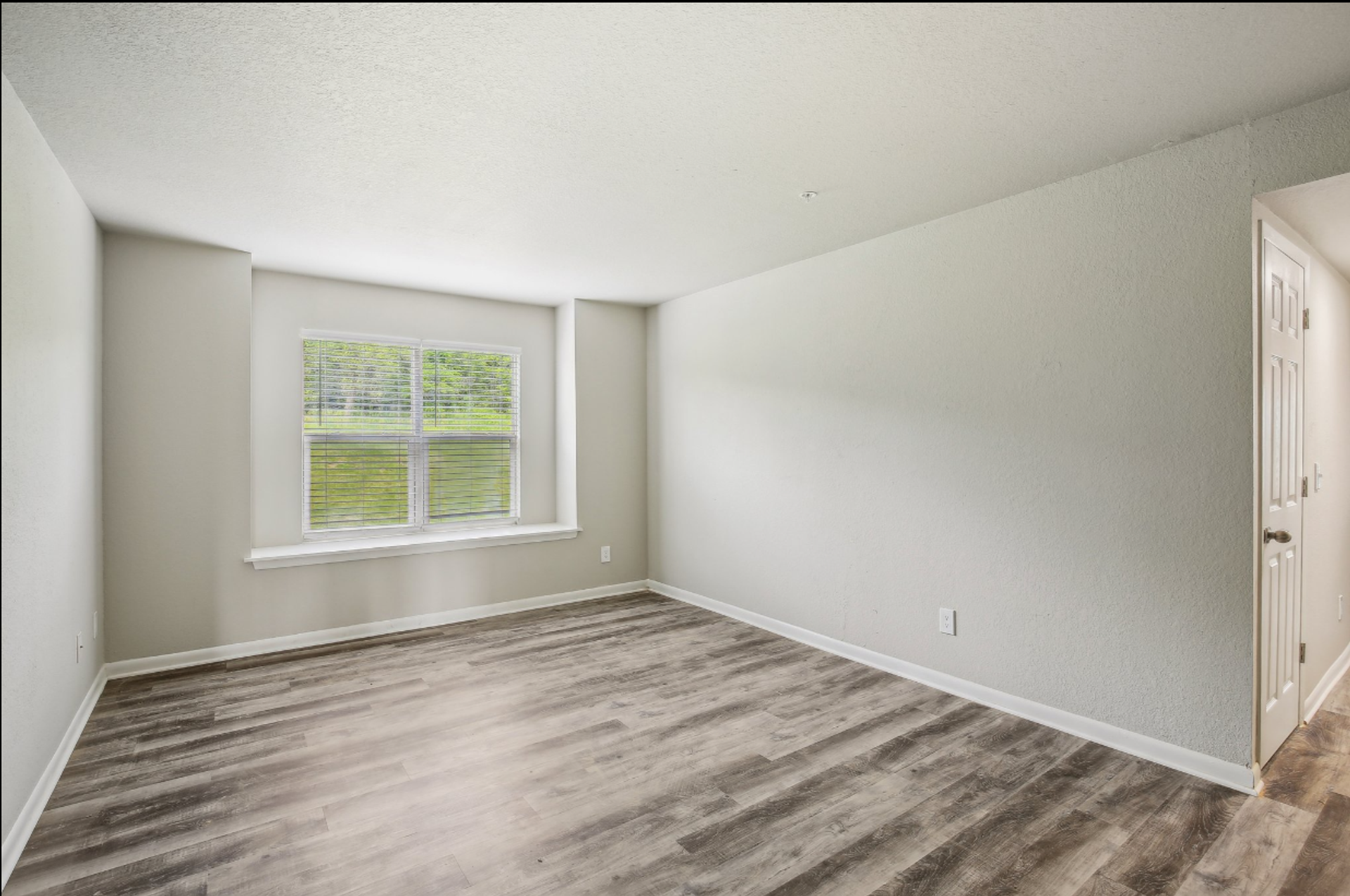 De Soto Apartment: 9680 Lexington Ave