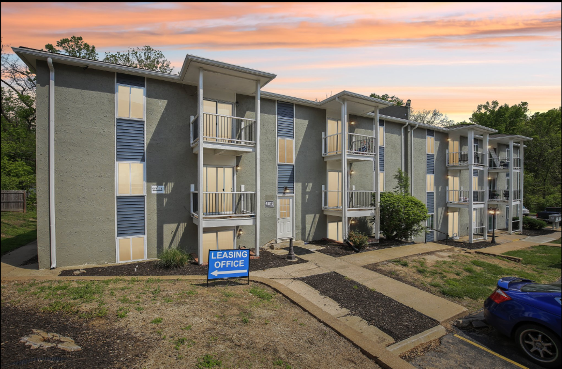 Gladstone Apartment: 6829 N Broadway