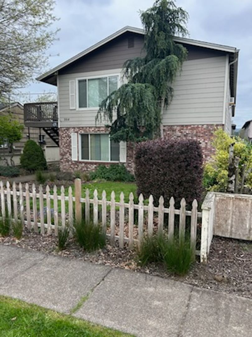 Longview Apartment: 964 8th Ave