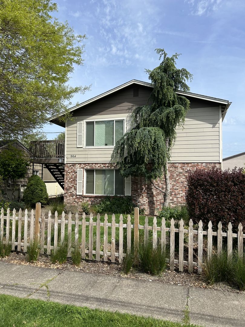 Longview Apartment: 964 8th Ave