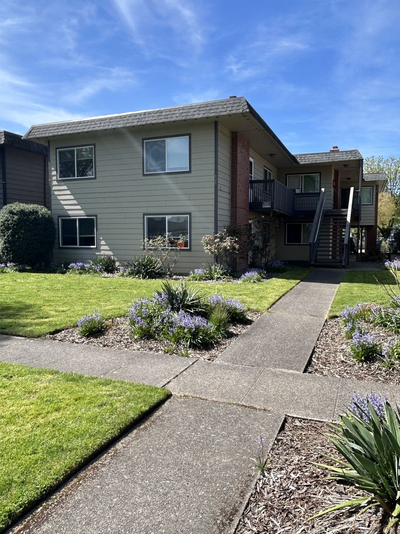 Longview Apartment: 929 16th Ave