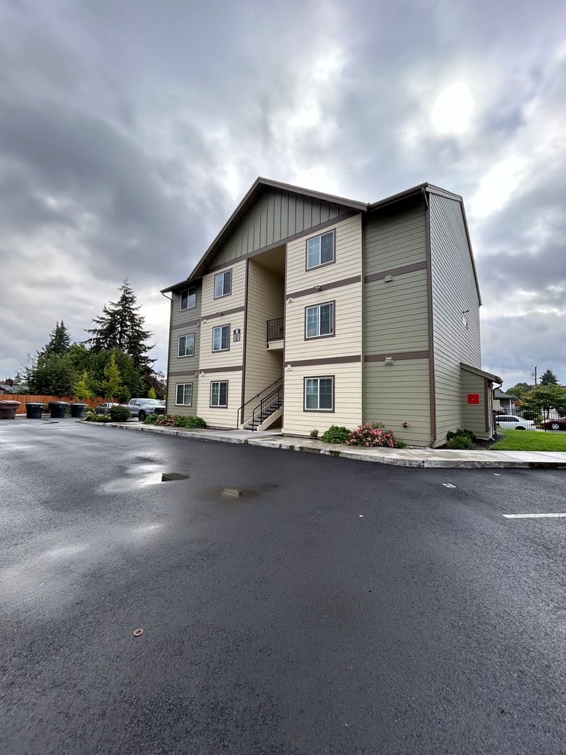 Longview Apartment: 236 30th Ave