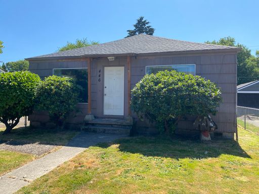Two Bedroom Home with a Garage and Large Yard – photo 1