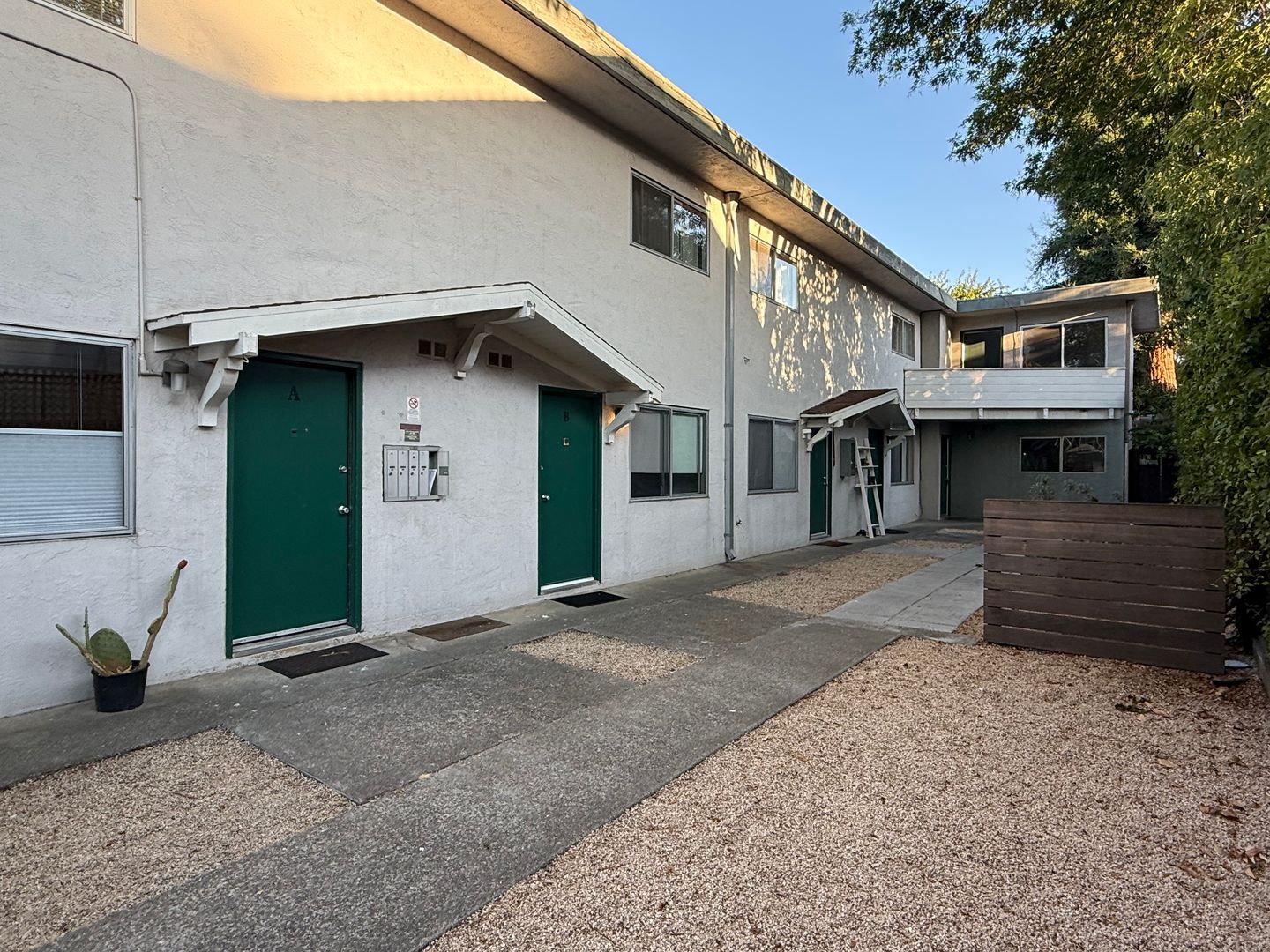 Berkeley Apartment: 1528 Woolsey St.