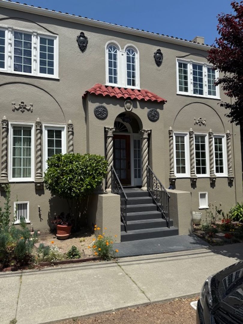 Oakland Apartment: 385 Orange Street