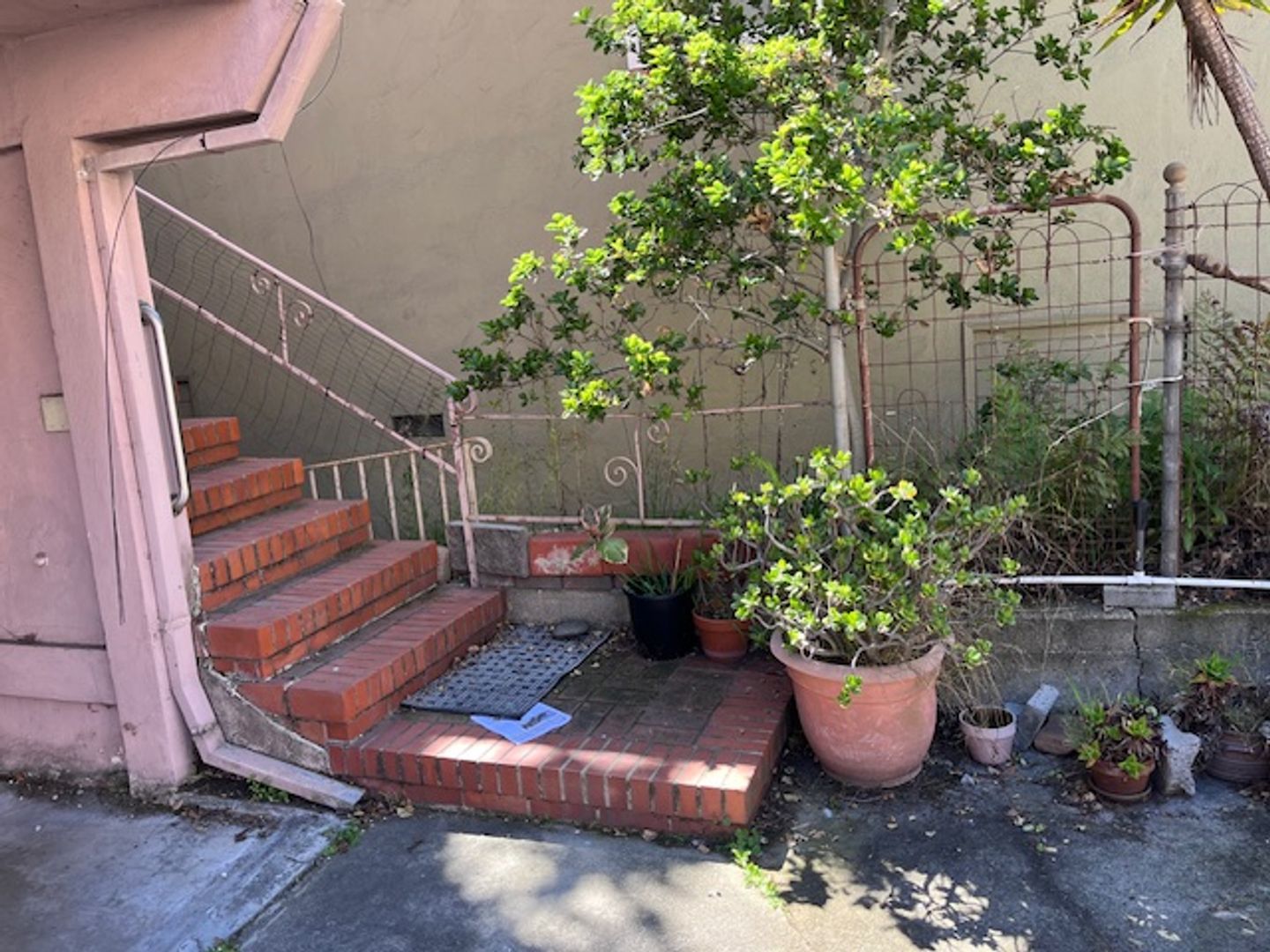 Oakland Apartment: 5428 Claremont Ave.