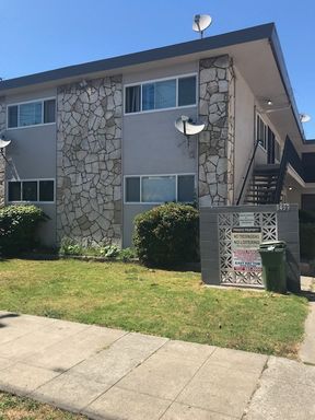 Sunny and bright, 2 bedroom 1 bath Apartment in a great Berkeley 6-plex – photo 1