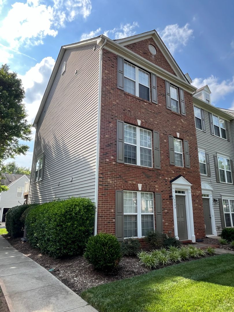 Charlotte House: 12003 Duke Lancaster Drive