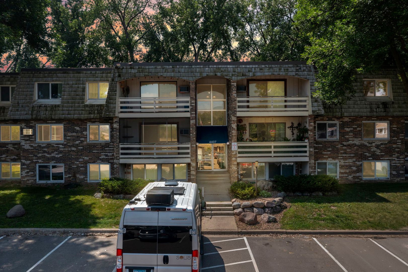 Mound Condo: 4407 Wilshire BLvd