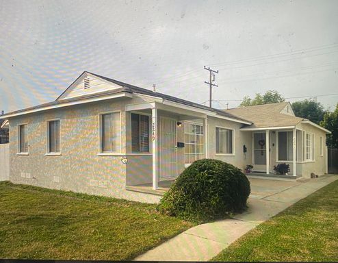 Long Beach Two Bedroom with Small Yard – photo 1