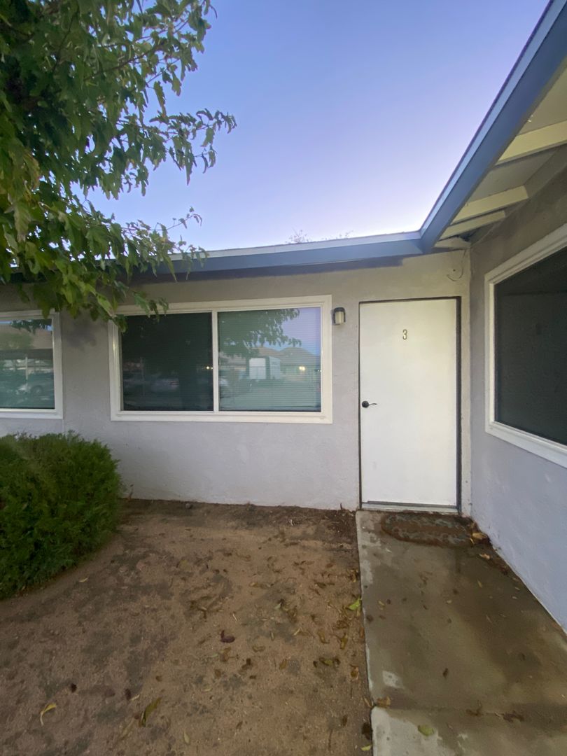 Apple Valley Apartment: 20395 Zuni Road