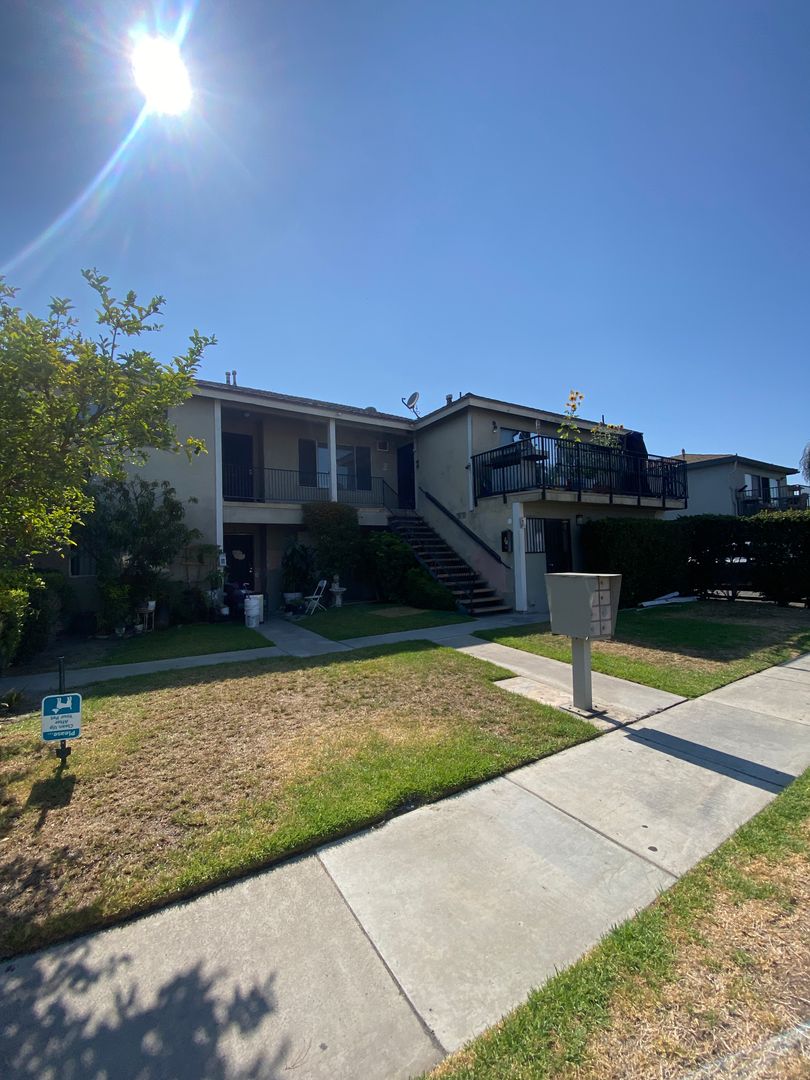 Anaheim Apartment: 2561 E Terrace Street