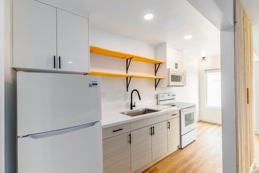 Welcome to your stylish new home at The Villager in Bay Park - $1,000 Deposit & Offering Two Weeks of Free Rent – photo 1
