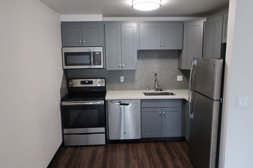 Spacious 3Bed/2Bath Unit in the Renaissance Building! Sign by 9/1 and Receive 2 Weeks Free! – photo 1