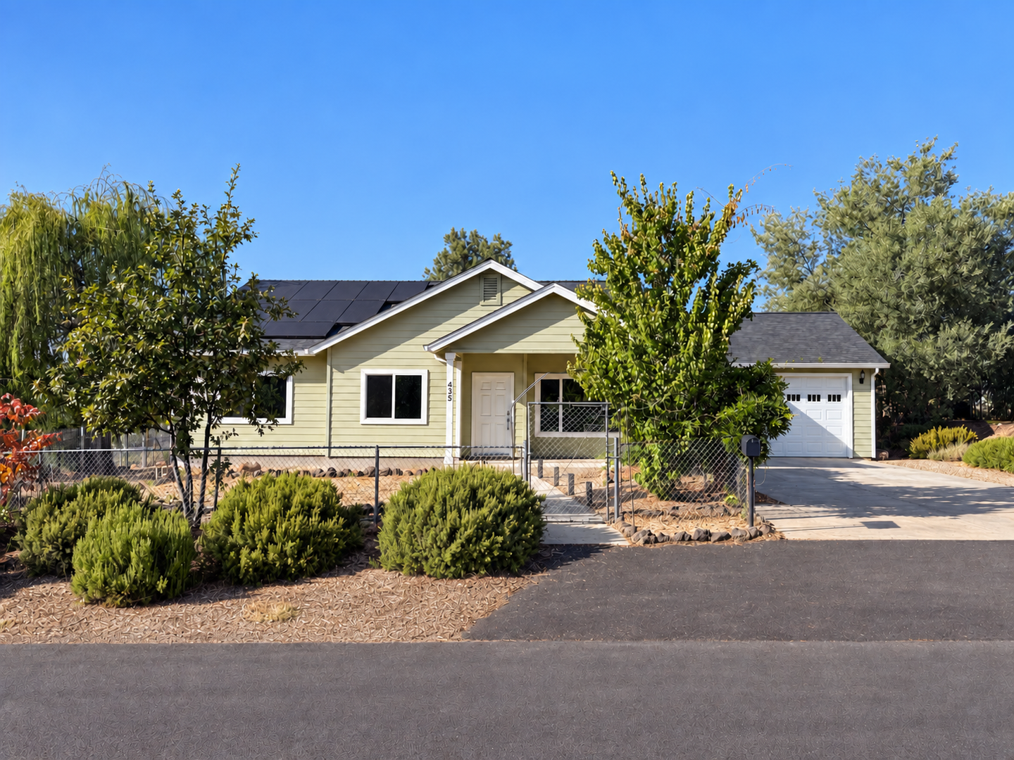 Paradise House: 435 Apple Lane