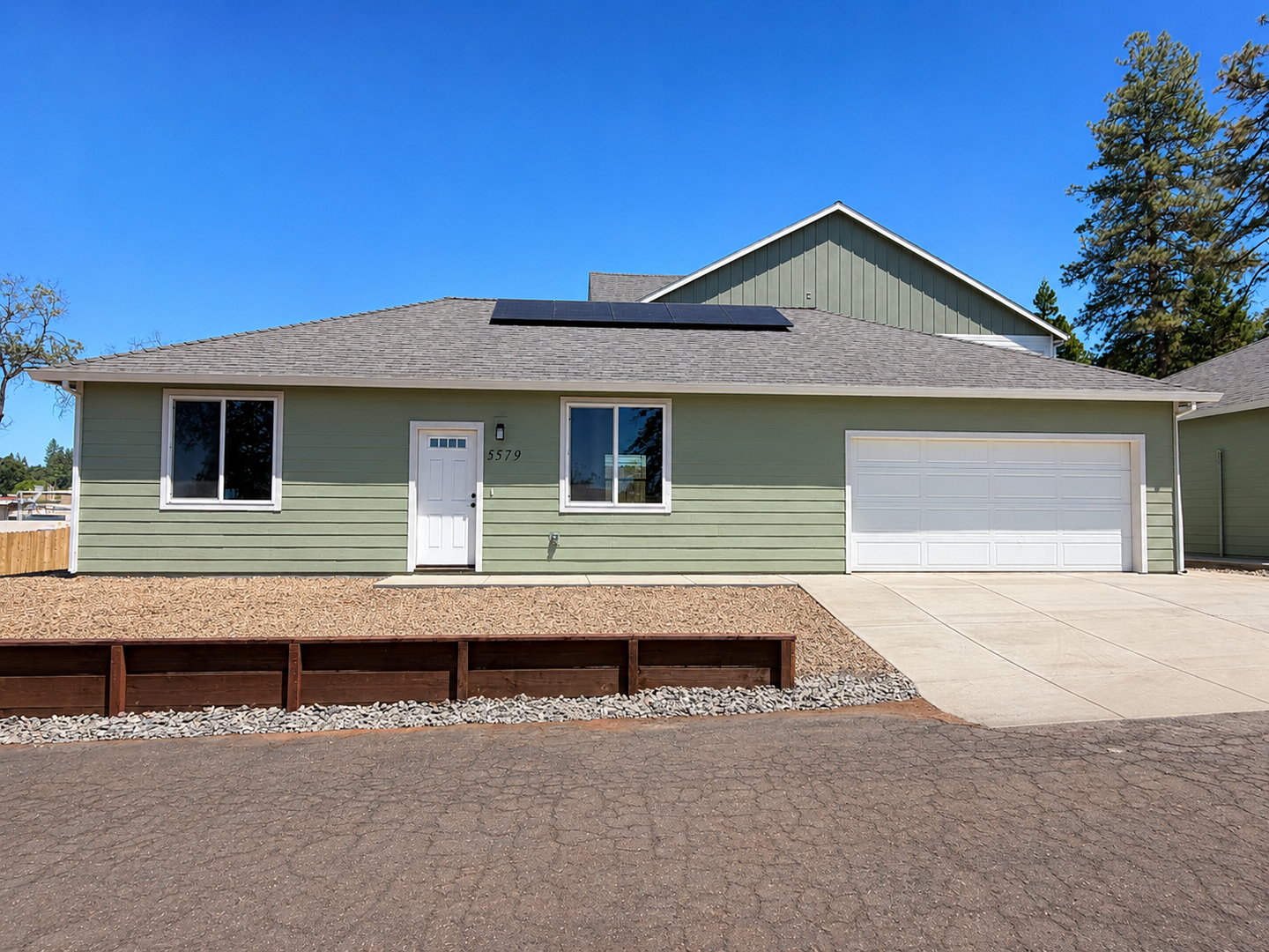 Paradise Multiplex: 5579 & 5581 Linrich Lane