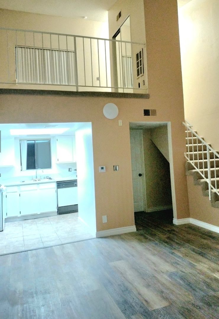 Sunland Apartment: 10523 Floralita Ave