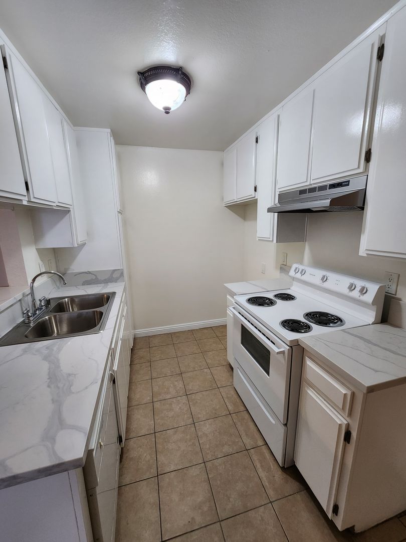 Sunland Apartment: 10500 SHERMAN GROVE AVE