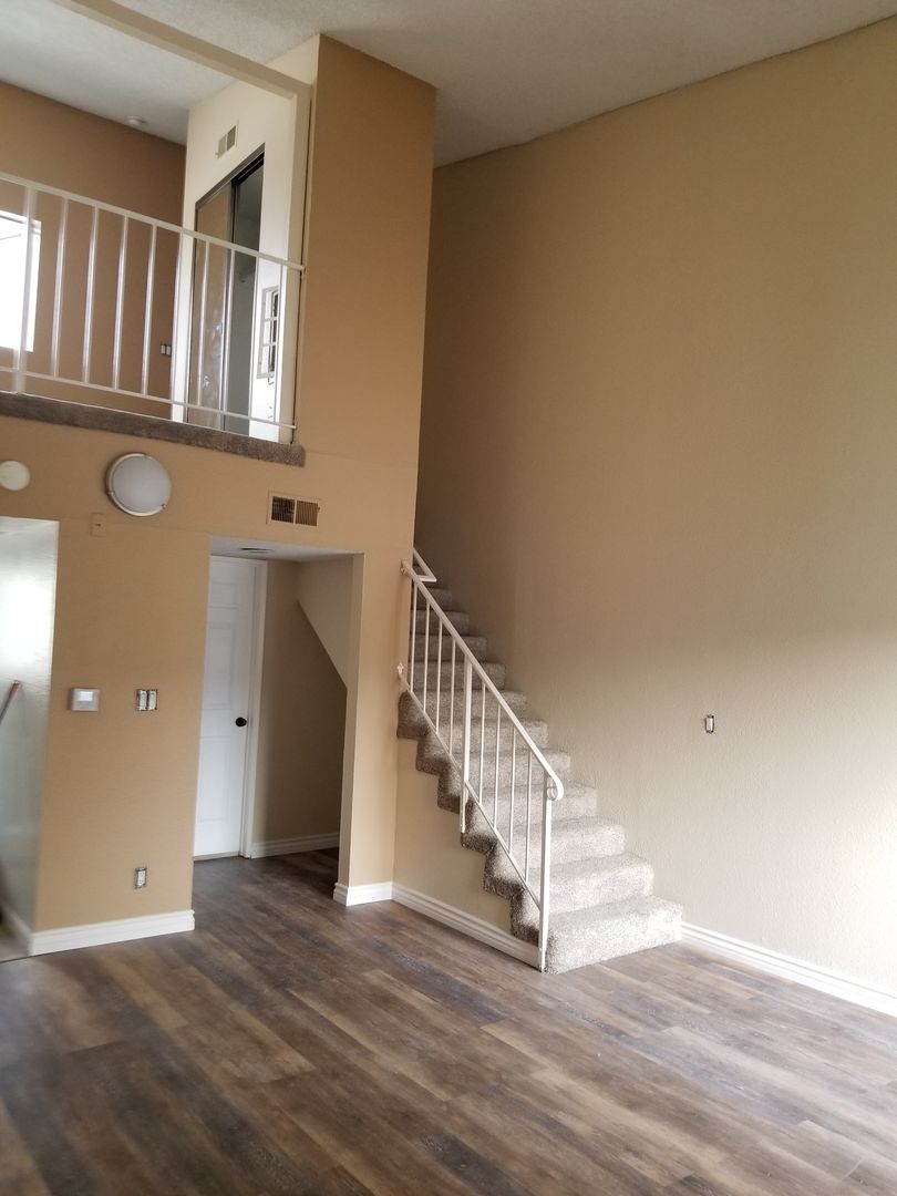 Sunland Apartment: 10523 Floralita Ave