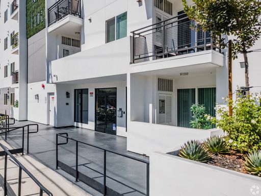 3 BEDROOM in NoHo Arts District. – photo 1