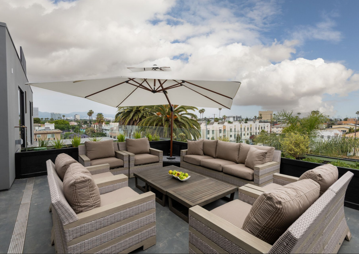 Los Angeles Apartment: 1507 Hi Point Street