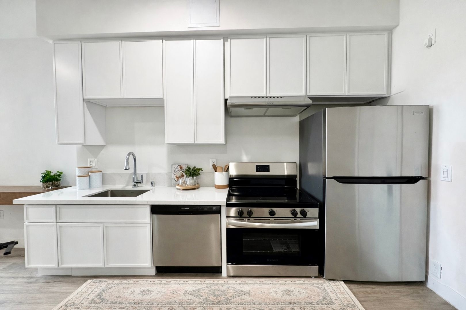 Los Angeles Apartment: 6754 N Valjean Ave