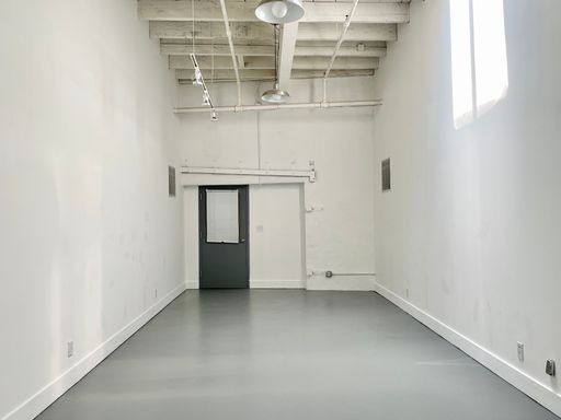 Commercial space with tall ceilings – photo 1