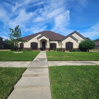 Gorgeous 4 bedroom home in well-kept area – photo 1