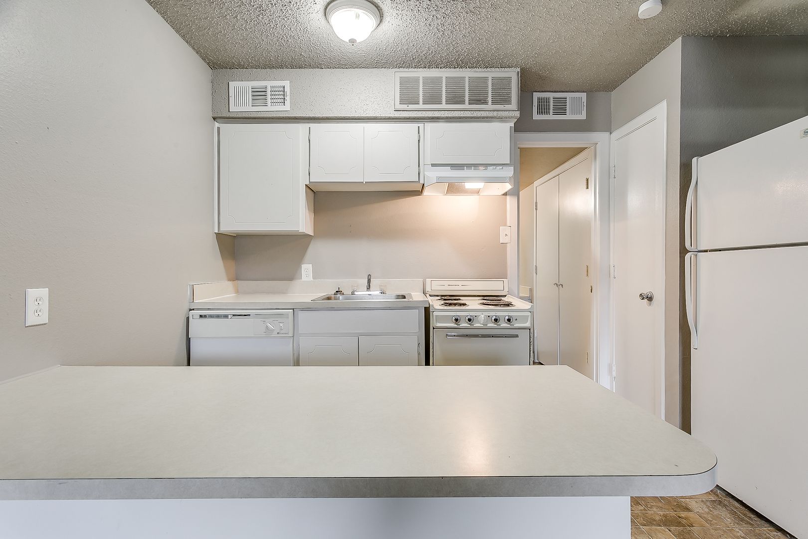 Crowley Apartment: 200 N Tarrant St