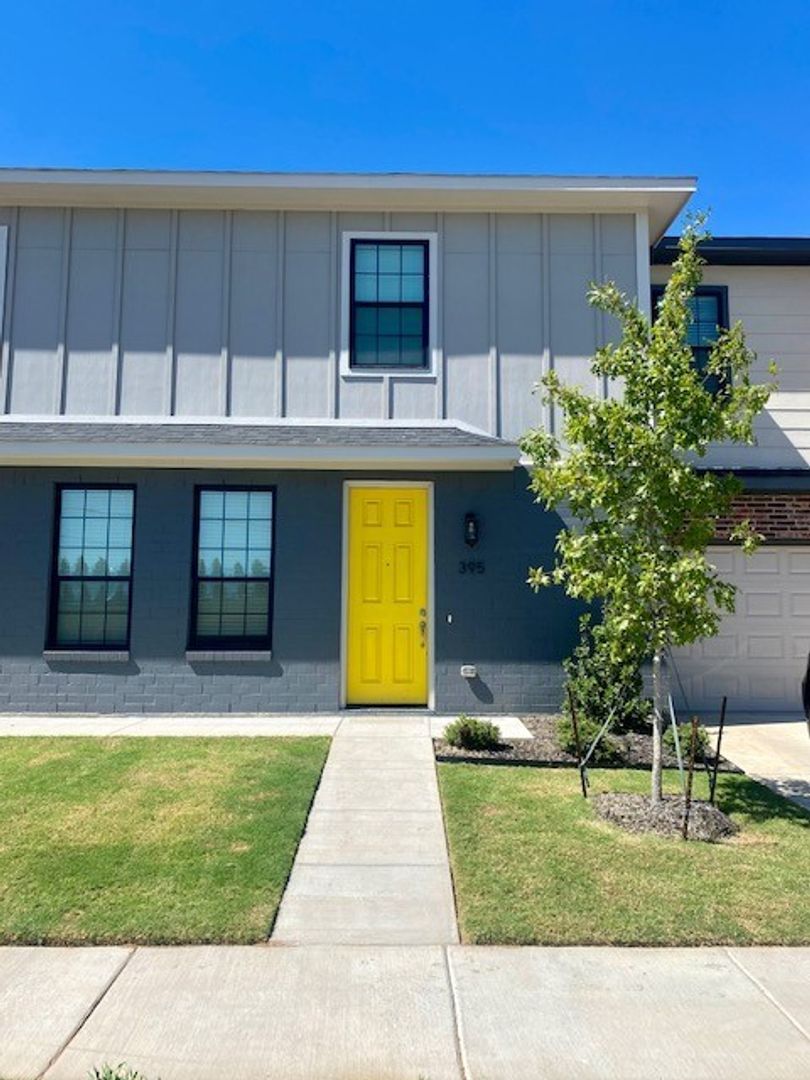 Burleson House: 395 Hampton Place