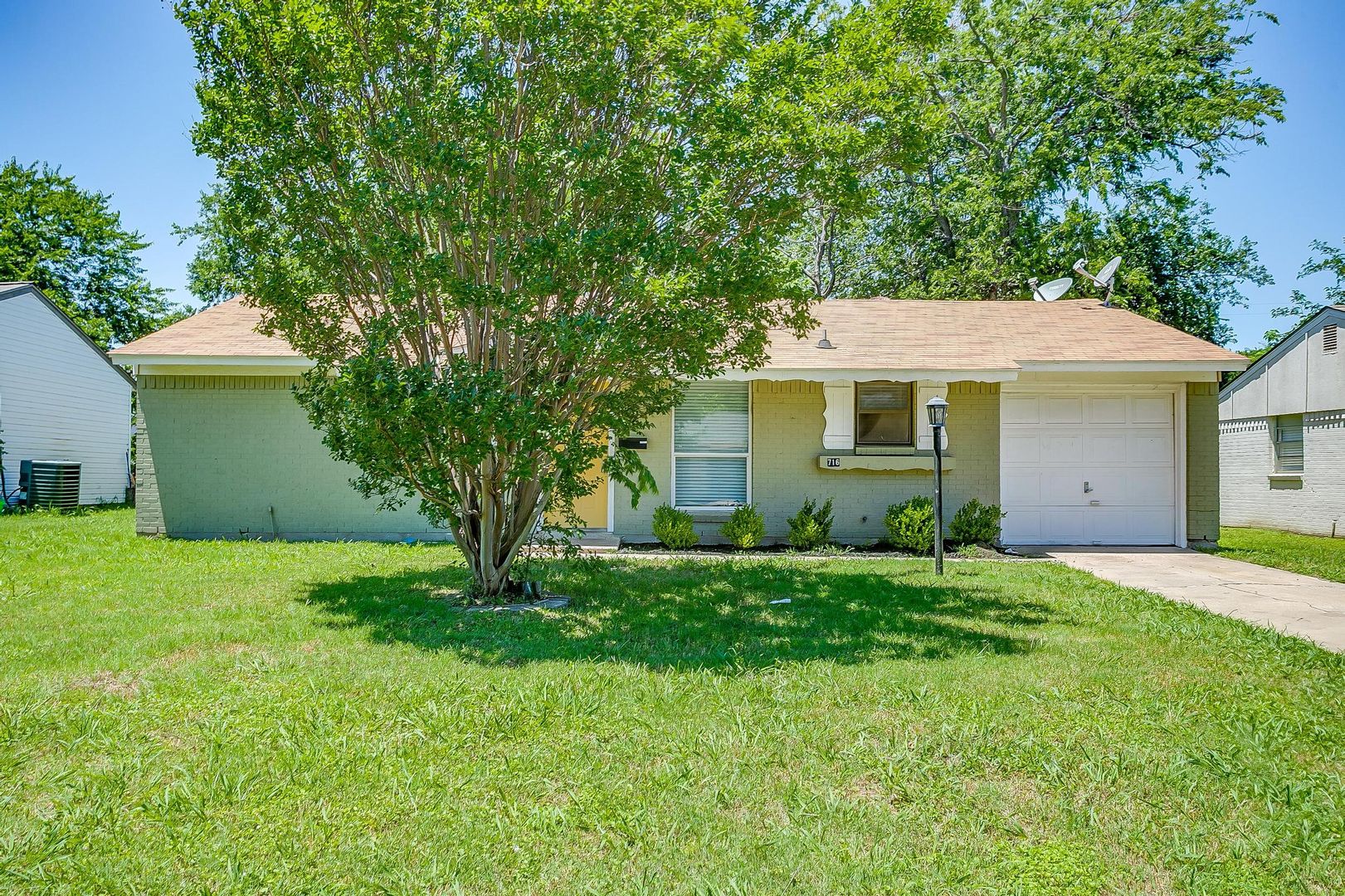 Burleson House: 716 SW Sunset Lane