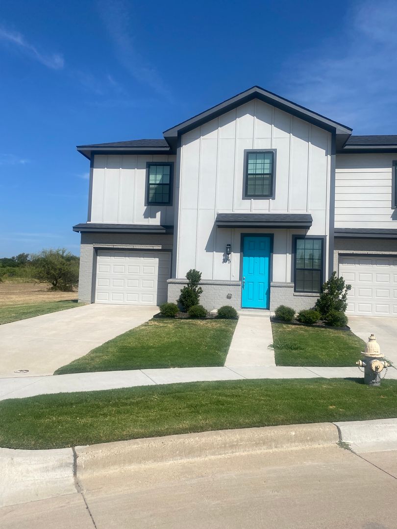 Burleson House: 375 Hampton Place