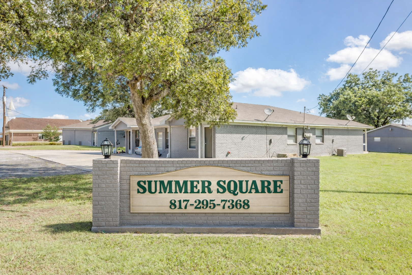 Crowley Apartment: 200 N Tarrant St