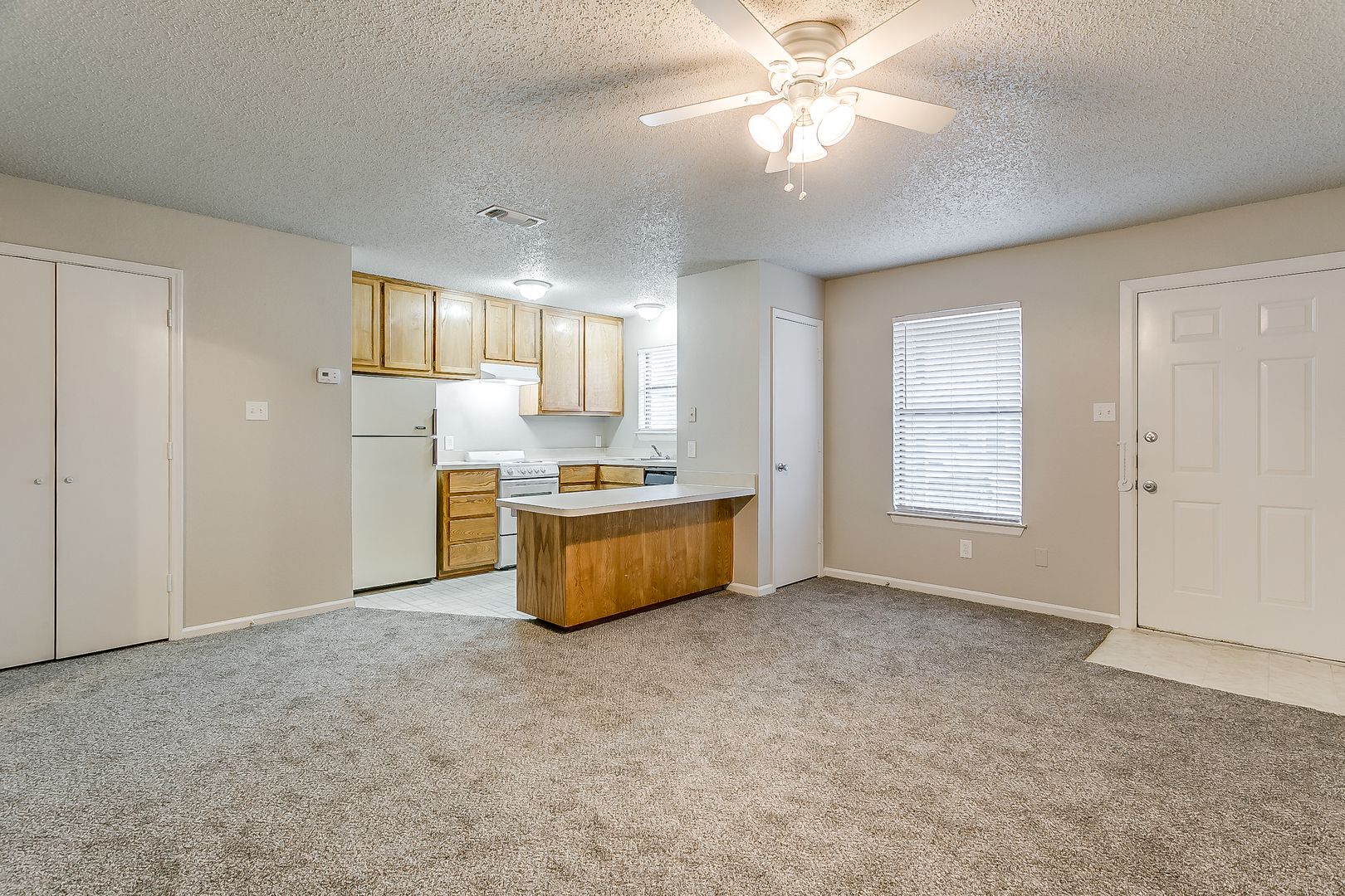 Crowley Apartment: 200 N Tarrant St