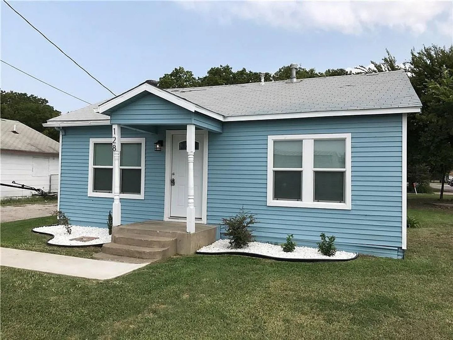 Burleson House: 128 N Commerce St